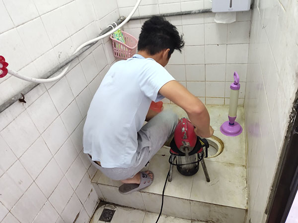 枣阳管道堵塞冒臭气 专业师傅现场解决问题